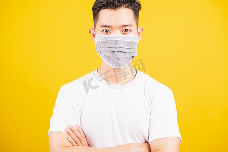 戴面罩保护细菌病毒并站立的男子越过 ar
