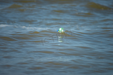 漂浮在海洋上的塑料水瓶