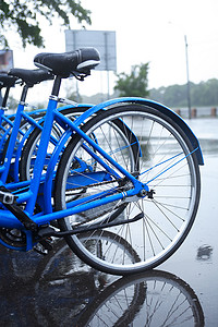 雨中自行车停放处