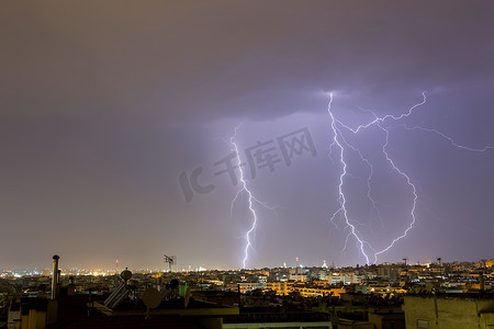 闪电风暴袭击希腊塞萨洛尼基市