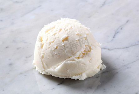 白色冰淇淋球摄影照片_一勺白色冰淇淋