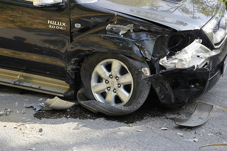 车祸摄影照片_道路上的皮卡事故，泰国国家公园的车祸