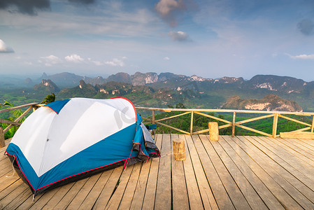 景观风景山景与露营帐篷在户外休闲活动放松的木制露台上。