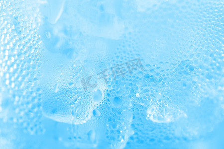 水滴苏打冰烘焙背景清新凉爽的冰蓝色质感，选择性聚焦