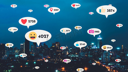 社交媒体图标飞越市中心，向人们展示互惠关系