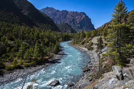 尼泊尔安纳普尔纳环线徒步旅行的河流，风景照片