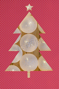 金色灯光背景摄影照片_圣诞树形状与节日灯光装饰