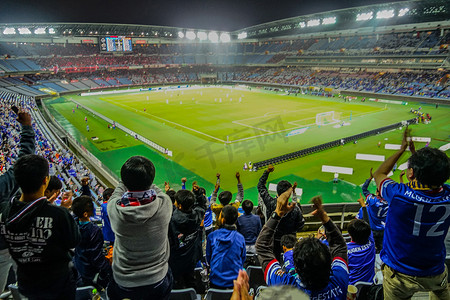 中韩足球世预赛摄影照片_支持足球比赛的人