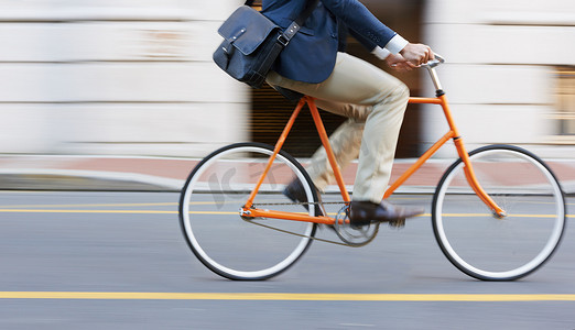上班摄影照片_骑自行车、旅行和商人的腿在路上骑车去上班或在街上约会。