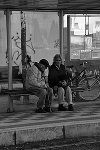 德国杜塞尔多夫的养老金领取者老年夫妇在公交车站等候