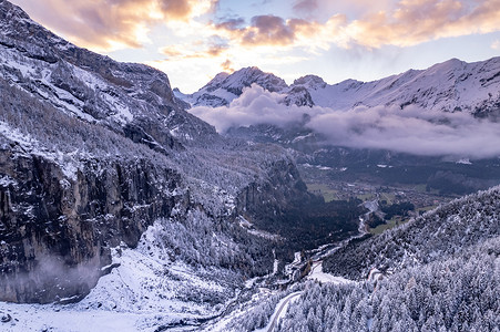 瑞士冬季景观日落与雪山