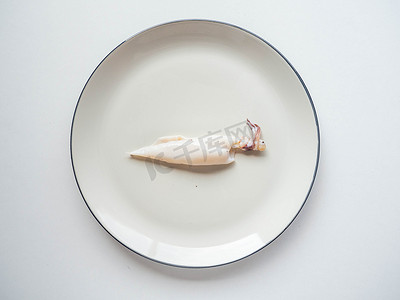 白色和白色背景上市场上的新鲜鱿鱼顶黑胡椒