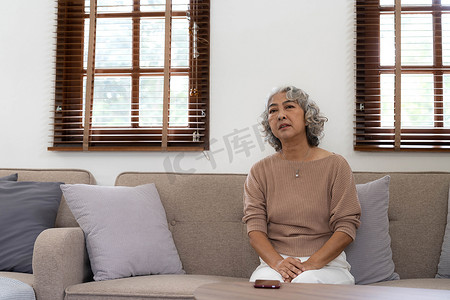 一位孤独的老年妇女正在等待，想着她家人的旧记忆，她会再次拜访她，抑郁的老人孤独和抑郁，独自坐着，思念，怀旧，回忆