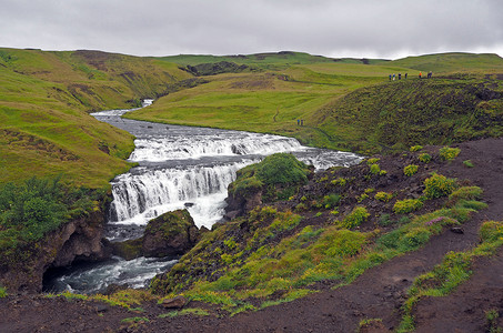 冰岛瀑布瀑布在绿色大自然中的徒步旅行