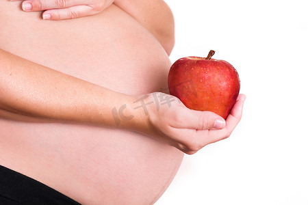 孕妇与一个红苹果隔离在白色背景