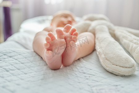 躺在毯子上的新生婴儿脚的特写