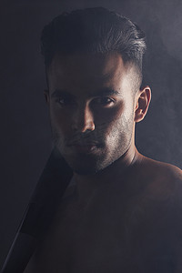 艺术专业摄影照片_印度黑暗创意艺术拍摄中的健身、棒球棒和工作室背景中的男子肖像。