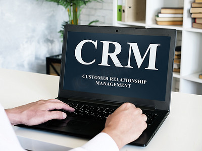客户关系管理摄影照片_笔记本电脑屏幕上的客户关系管理 CRM 铭文。