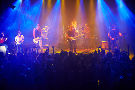 音乐、现场音乐会和乐队在摇滚、朋克或民间音乐节上为观众演奏歌曲。