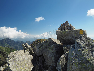 石凯摄影照片_山地徒步风景石标黄色标记路径，石堆