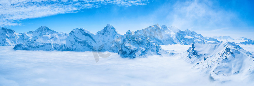 从 S 欣赏瑞士天际线的令人惊叹的雪山全景