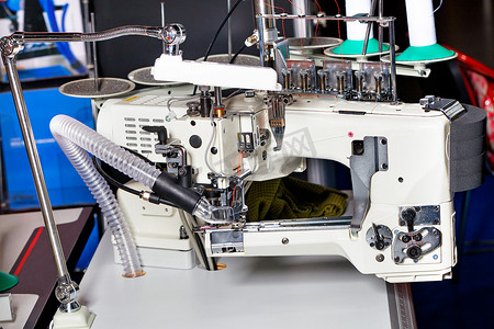 专业包缝针织缝纫机、缝纫设备、特写。