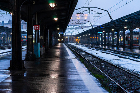 2021 年罗马尼亚布加勒斯特寒冷多雪的北方火车站 (Gara de Nord)