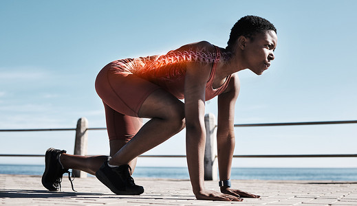 跑步准备摄影照片_开始，跑步运动和黑人妇女在海滩准备短跑、马拉松或比赛。