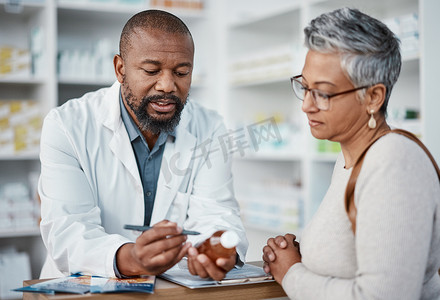 药房、黑人男女提供医疗保健药物和对话以寻求指示。