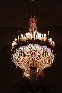水晶吊灯吊灯摄影照片_天花板上优雅豪华的水晶吊灯，漂亮的吊灯。