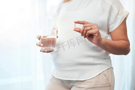 怀孕、健康和妇女用药丸和水来保健、维生素和婴儿医疗保健。