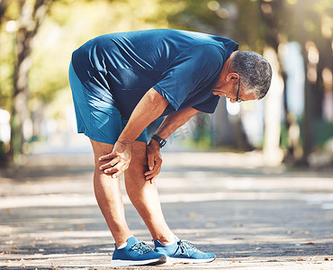 锻炼、老人和疲惫的户外、呼吸和平衡，以促进健康、健康和退休。