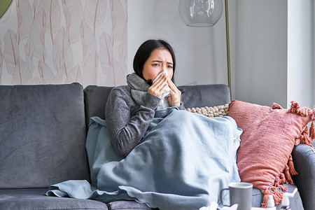 发烧温度摄影照片_韩国女性身体不适打喷嚏咳嗽感冒发烧发烧在家吃药