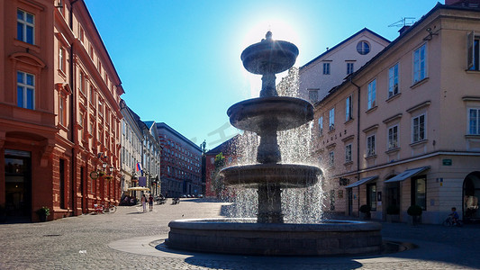 查看斯洛文尼亚卢布尔雅那的 Vodnjak na Novem trg 喷泉，眺望 Novi trg 街
