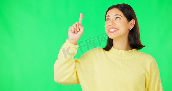 在工作室的绿色屏幕背景上与女性进行肖像、点和品牌宣传，用于营销或产品植入。