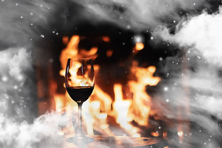 冬季气氛和圣诞假期，壁炉前的一杯酒，窗玻璃上覆盖着雪花效果，假期背景