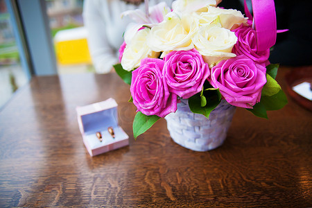 一束美丽多彩的鲜花和盒子里的结婚戒指
