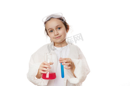 穿着实验室外套的快乐聪明的小女孩，拿着试管和实验室烧瓶，做化学实验，白色背景
