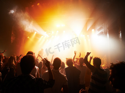音乐会、乐队或剪影观众与音乐、摇滚和现场表演、能量和节日与男性或女性。