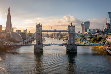 伦敦塔桥是泰晤士河畔英国首都的地标