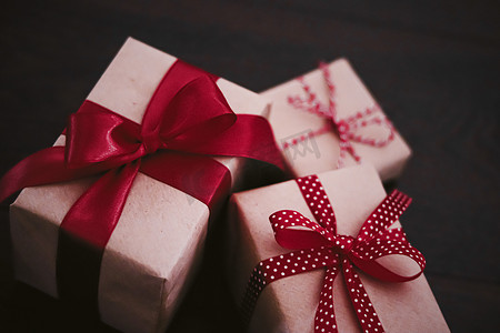礼品和传统节日礼物、木质背景的经典礼盒、用红丝带工艺纸包裹的礼物、季节性节日的复古乡村风格