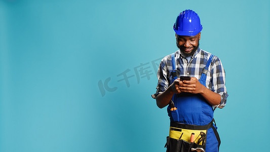 建筑工人在智能手机上发短信