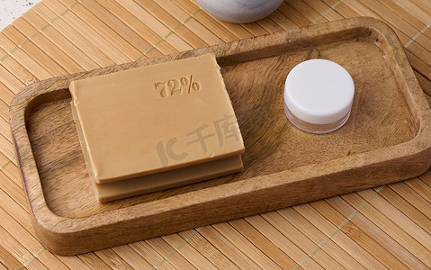木质背景上的矩形棕色洗衣皂条，顶视图