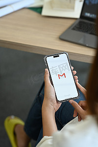 pro屏幕摄影照片_泰国清迈 — 2022年10月8日：屏幕上带有 Gmail 应用程序的女性 iPhone 14 Pro Max。 