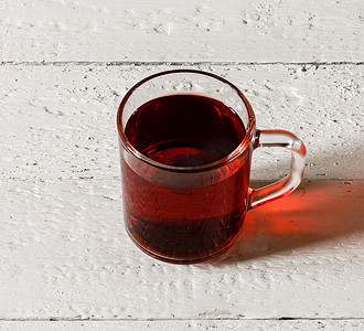 卡卡卡卡卡卡摄影照片_木桌上的一杯卡卡德红茶