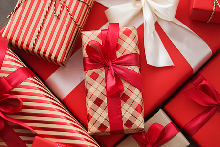 传统经典摄影照片_圣诞礼物、节礼日和传统节日礼物、经典圣诞礼盒、新​​年、生日、情人节和节日的豪华包装礼物