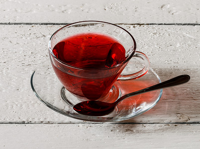 木桌上的一杯卡卡德红茶