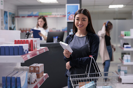 女顾客提着装满保健品的购物篮