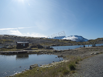 从松恩山 (Sognefjellshytta) 欣赏蓝色冰川湖 Fantesteinsvatnet，沿挪威西部 Skjolden 附近的 55 号国家风景路线松恩山 (Sognefjellet) 公路行驶。