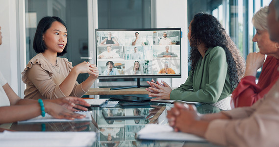 与屏幕和商务人员进行讨论、团队和视频会议，在线进行商务会议和沟通。